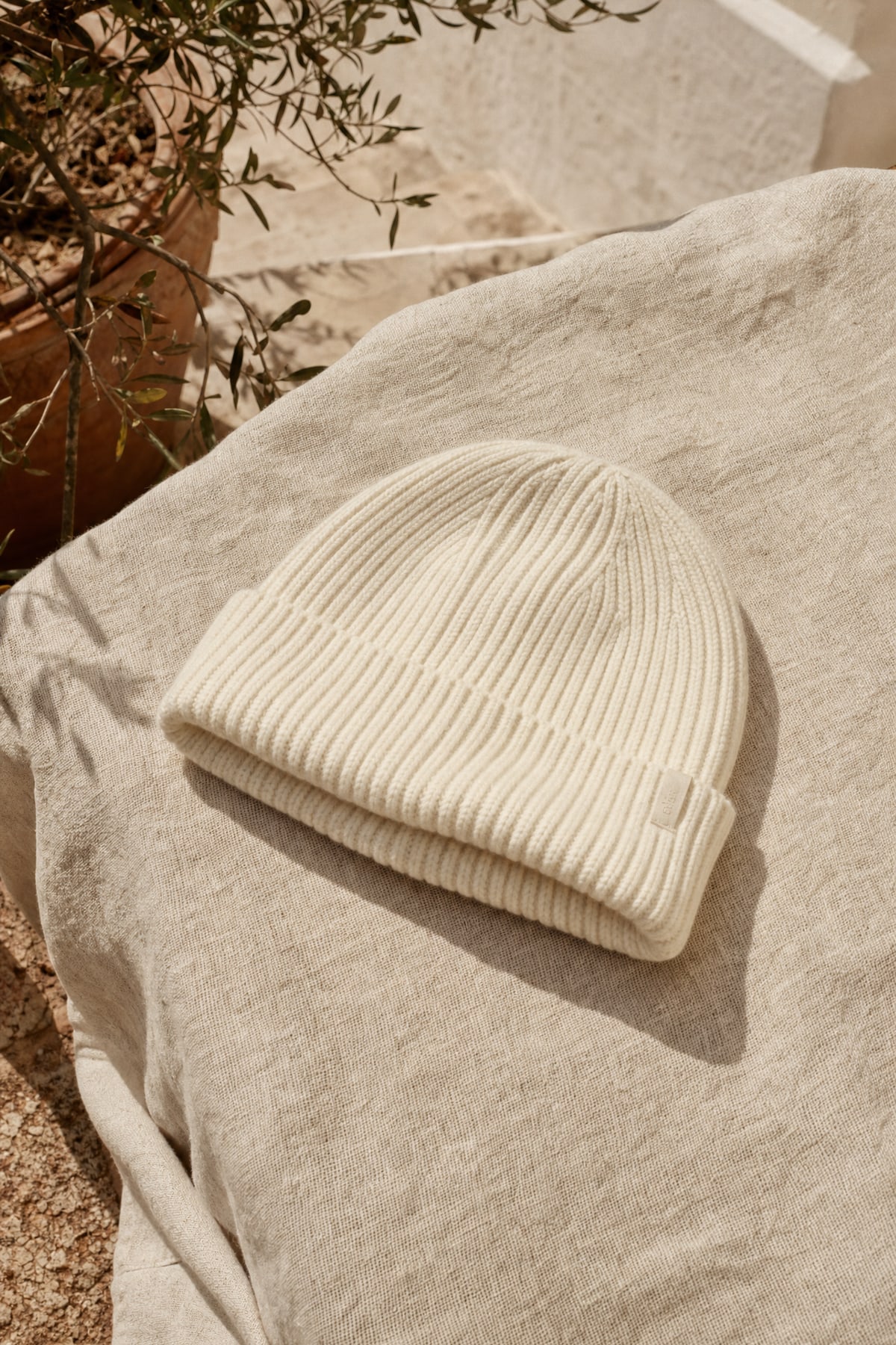 Beanie in ecru, in warm afternoon light