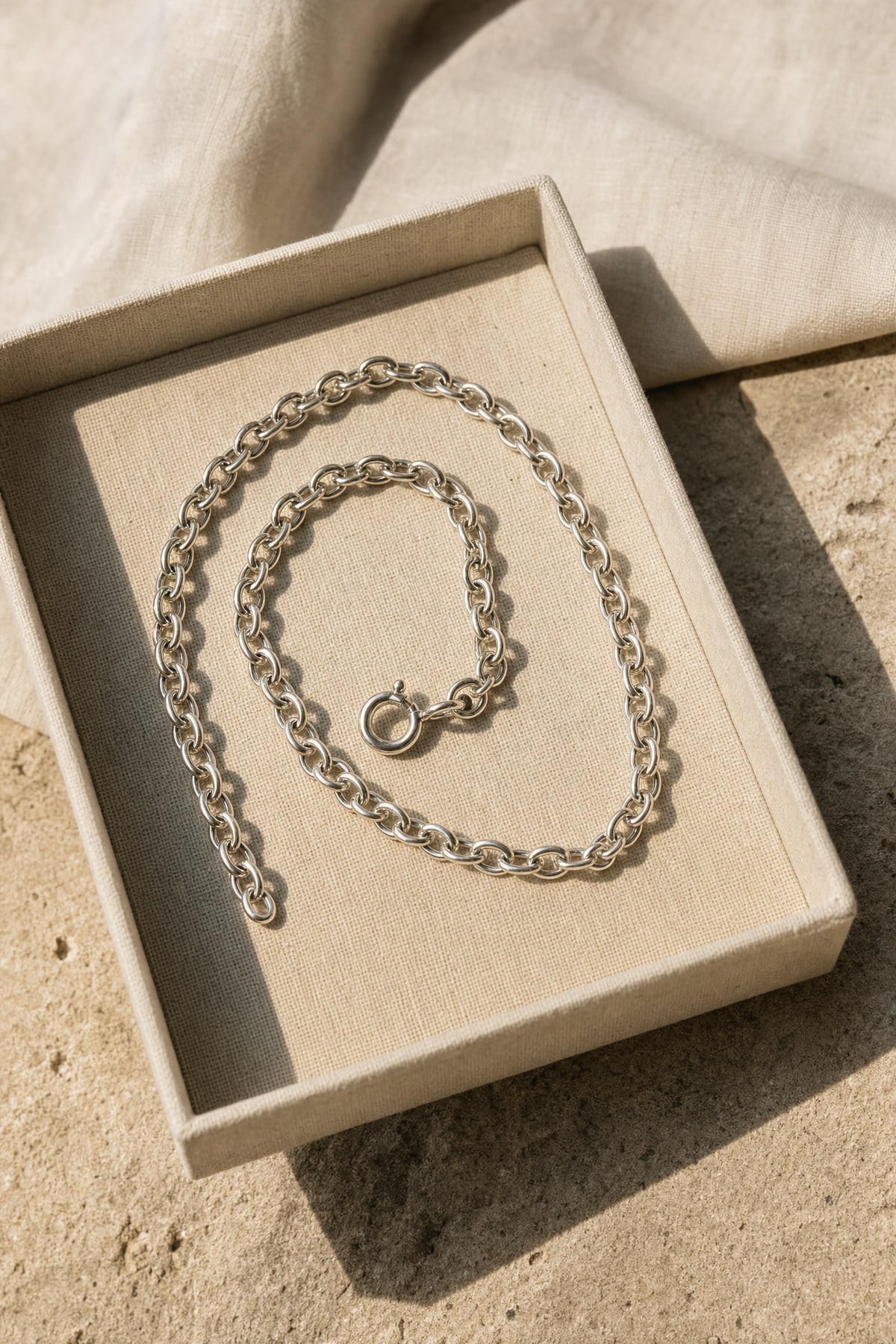 Chain in silver, in warm afternoon light