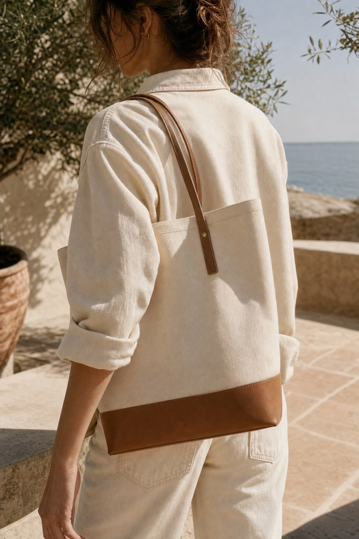 Tote in ecru, in warm afternoon light